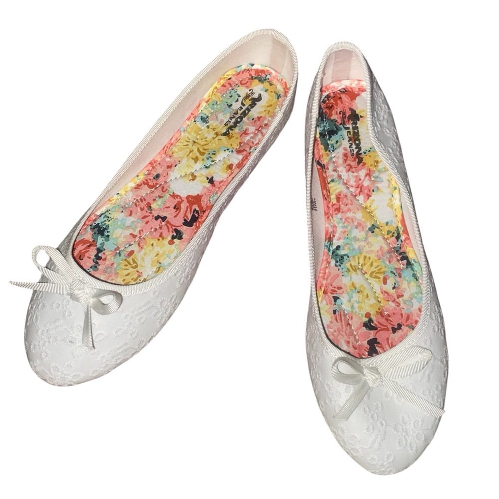 ARIZONA JEAN CO Woman’s white ballerina flats.  SIZE 8M.   NWT
